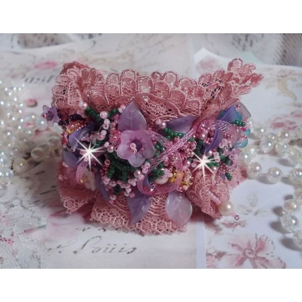 Pulsera pu&ntilde;o Jardin Po&eacute;tique bordada con encaje Old Rose Antique, cristales Swarovski, accesorios chapados en oro de 18 y 24 quilates, n&aacute;car, perlas y rocallas