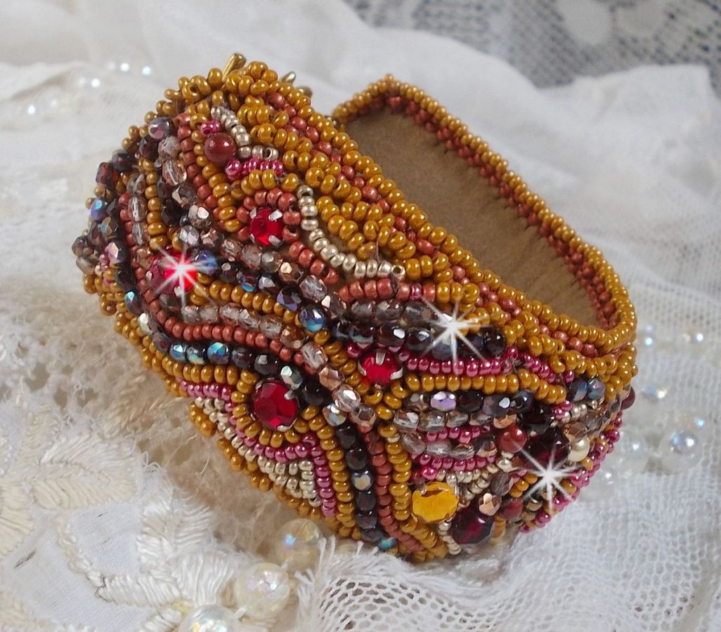 Pulsera brazalete de jaspe rojo bordada con un cabujón de jaspe rojo, cristales de Swarovski y cuentas de rocalla