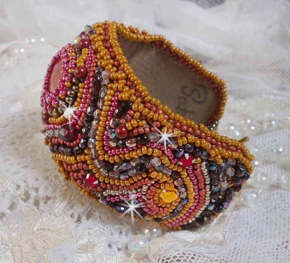 Pulsera brazalete de jaspe rojo bordada con un cabujón de jaspe rojo, cristales de Swarovski y cuentas de rocalla