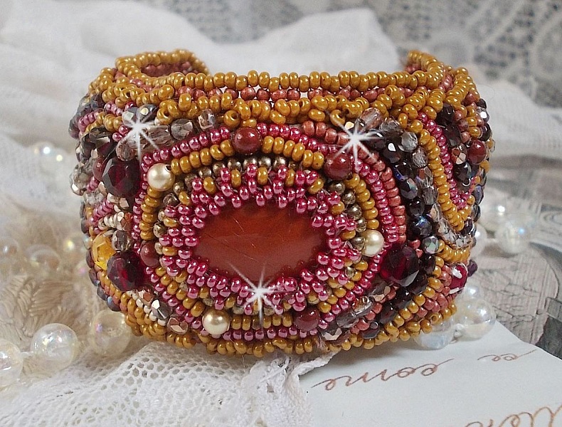 Pulsera brazalete de jaspe rojo bordada con un cabuj&oacute;n de jaspe rojo, cristales de Swarovski y cuentas de rocalla