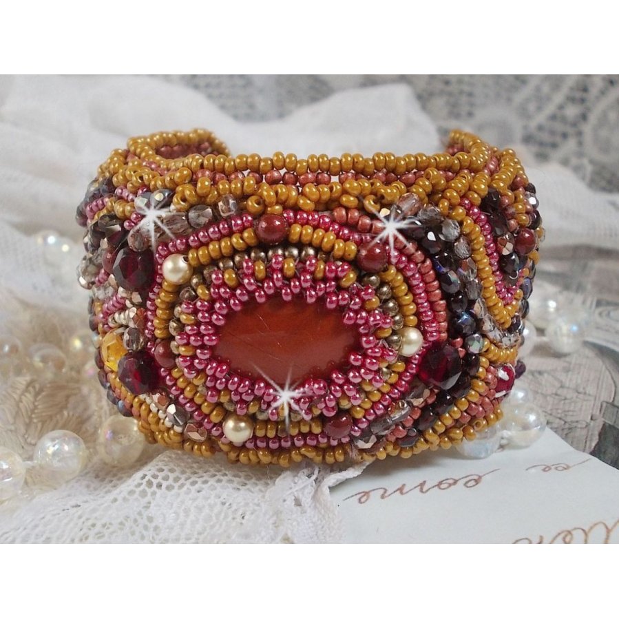 Pulsera brazalete de jaspe rojo bordada con un cabujón de jaspe rojo, cristales de Swarovski y cuentas de rocalla