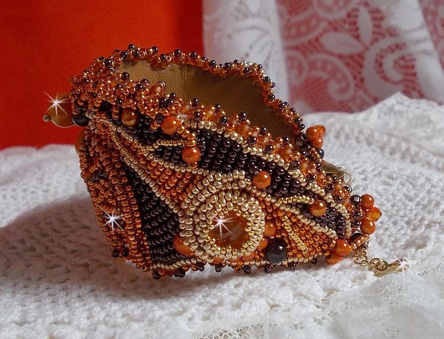 Pulsera brazalete Lady in Orange Haute-Couture bordada con cristales de Swarovski y cuentas de rocalla Miyuki.