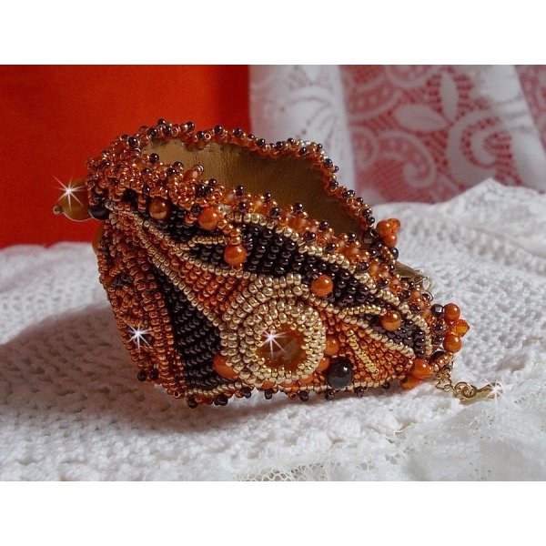 Pulsera brazalete Lady in Orange Haute-Couture bordada con cristales de Swarovski y cuentas de rocalla Miyuki.