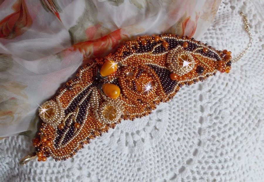 Pulsera brazalete Lady in Orange Haute-Couture bordada con cristales de Swarovski y cuentas de rocalla Miyuki.