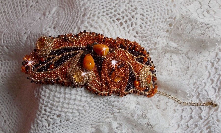 Pulsera brazalete Lady in Orange Haute-Couture bordada con cristales de Swarovski y cuentas de rocalla Miyuki.