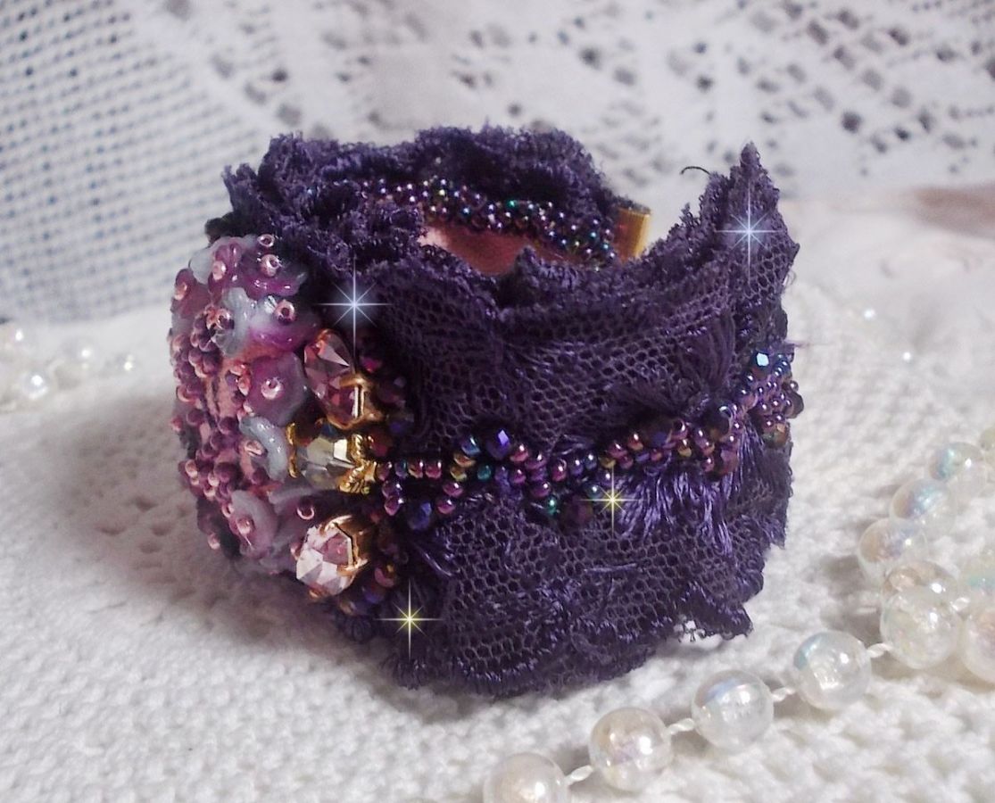 Pulsera brazalete Lady Romantic bordada con cuentas de semillas sobre tela de lino rosa con encaje púrpura de los años 50 y cristales