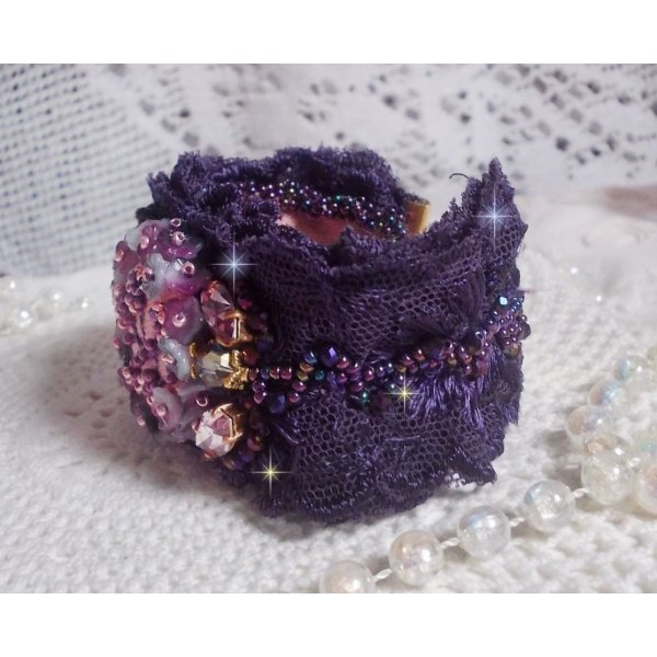 Pulsera brazalete Lady Romantic bordada con cuentas de semillas sobre tela de lino rosa con encaje p&uacute;rpura de los a&ntilde;os 50 y cristales