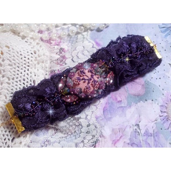 Pulsera brazalete Lady Romantic bordada con cuentas de semillas sobre tela de lino rosa con encaje p&uacute;rpura de los a&ntilde;os 50 y cristales