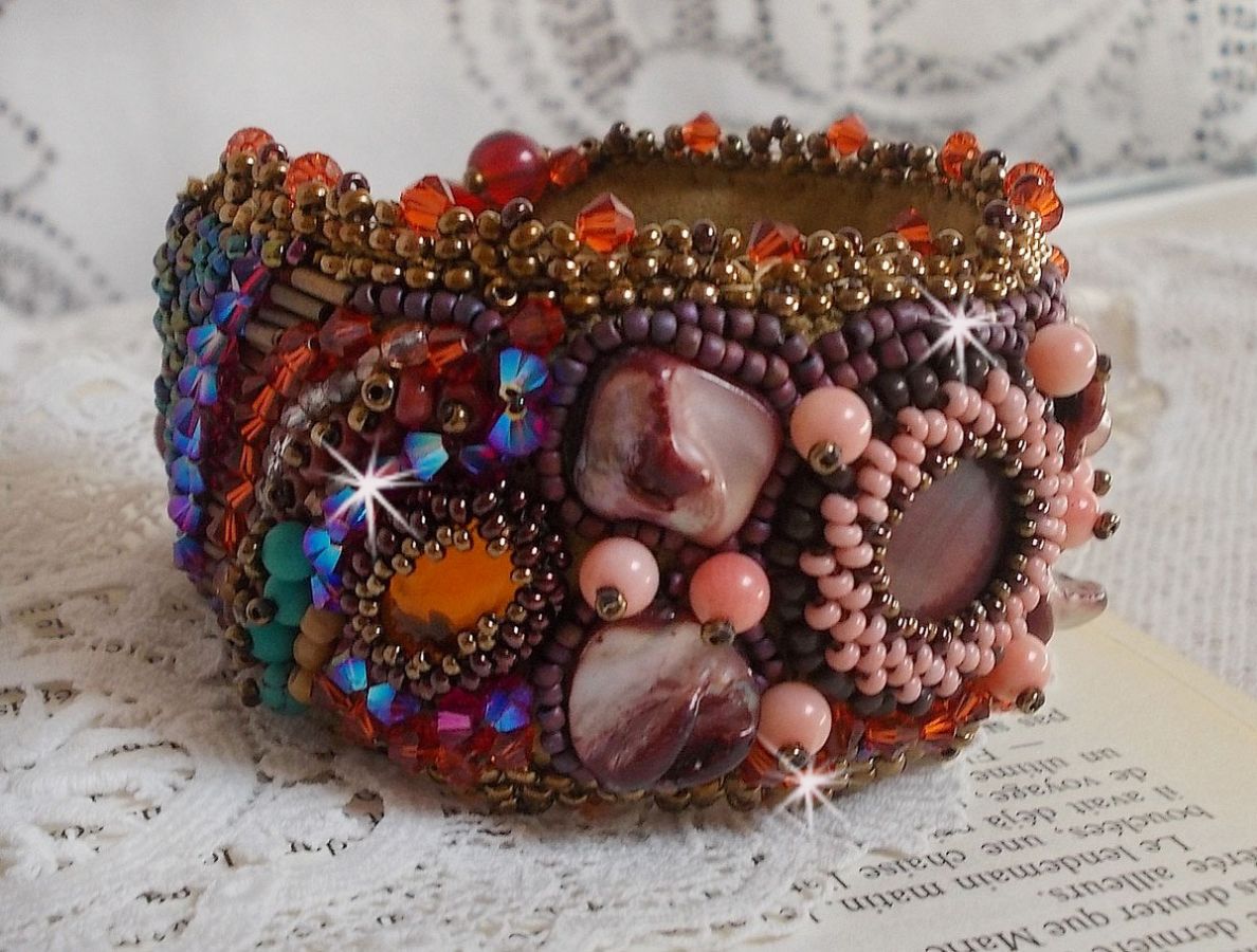 Brazalete de topacio bordado con un disco nacarado de caoba, amatista, coral rosa claro, cristales de Swarovski y rocallas