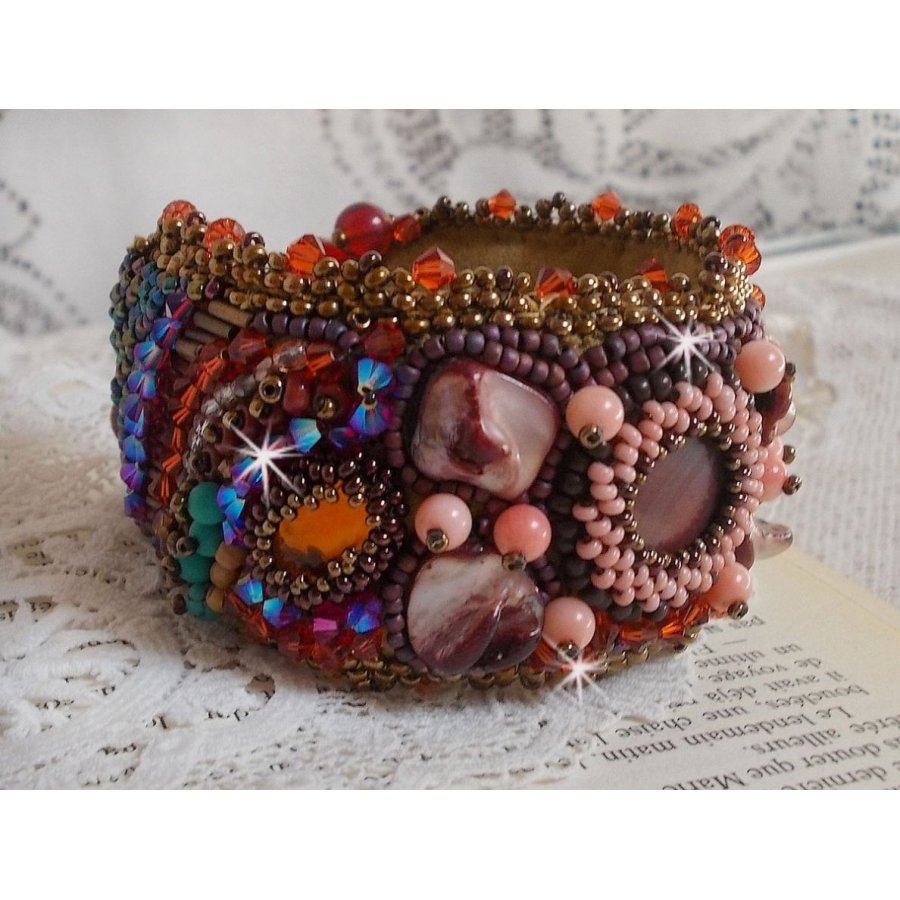 Brazalete de topacio bordado con un disco nacarado de caoba, amatista, coral rosa claro, cristales de Swarovski y rocallas