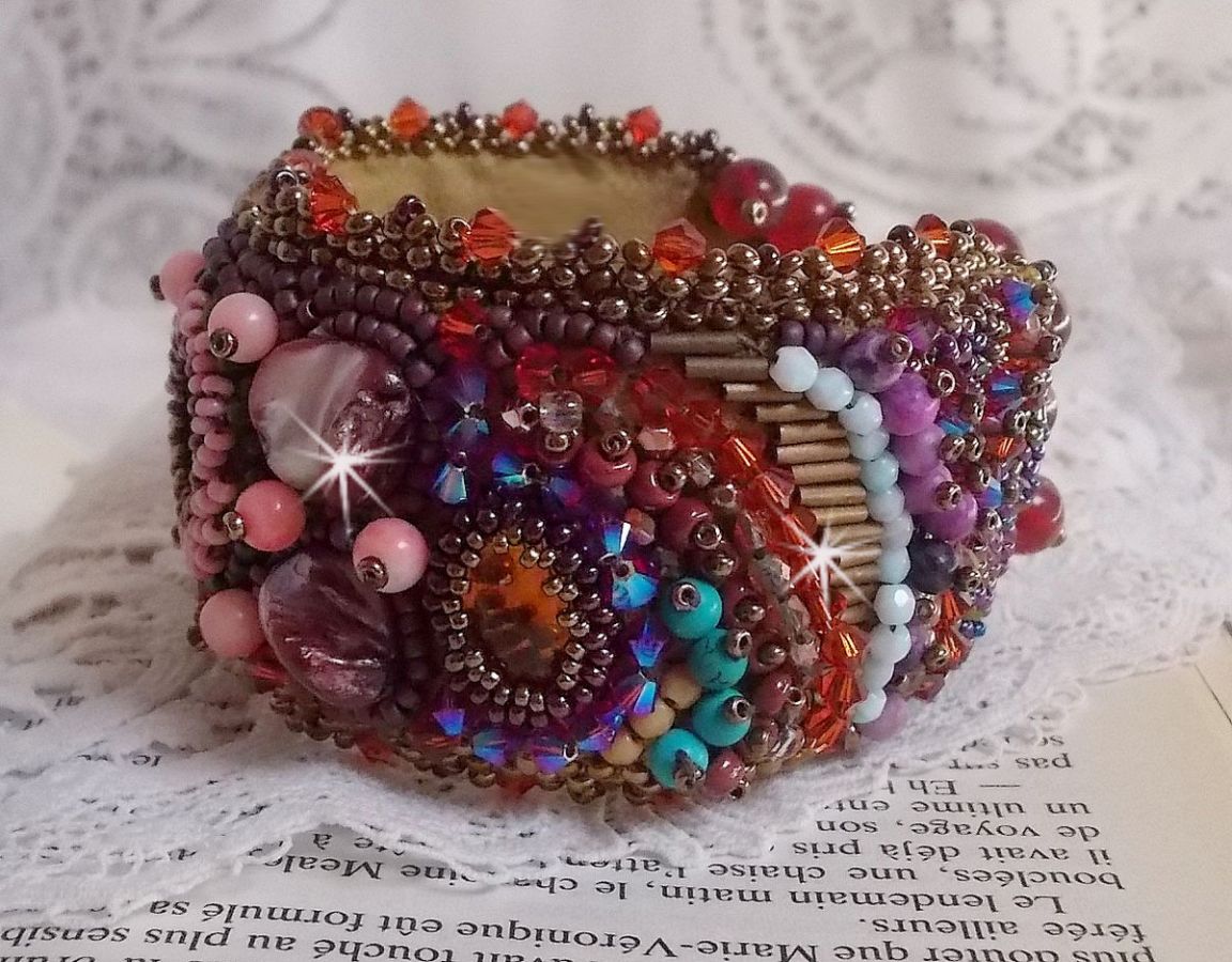 Brazalete de topacio bordado con un disco nacarado de caoba, amatista, coral rosa claro, cristales de Swarovski y rocallas