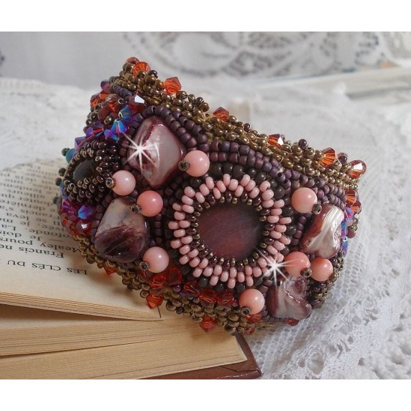 Brazalete de topacio bordado con un disco nacarado de caoba, amatista, coral rosa claro, cristales de Swarovski y rocallas