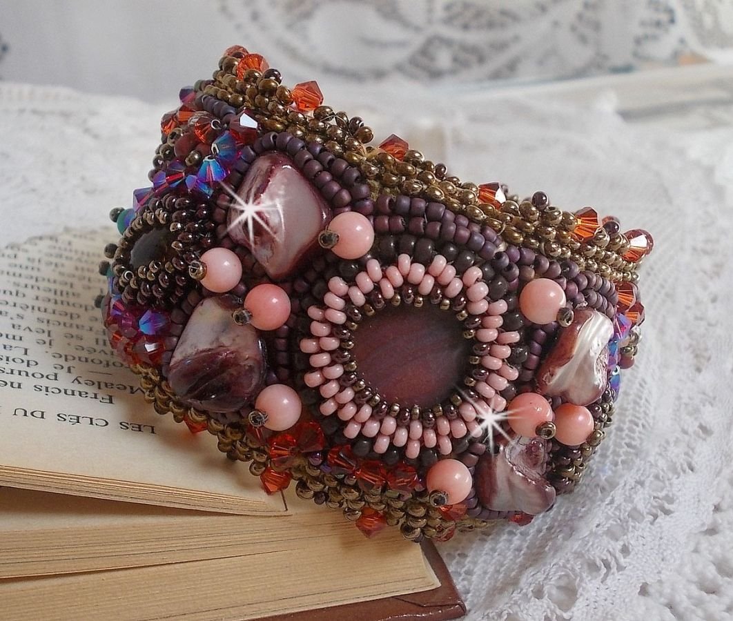 Brazalete de topacio bordado con un disco nacarado de caoba, amatista, coral rosa claro, cristales de Swarovski y rocallas