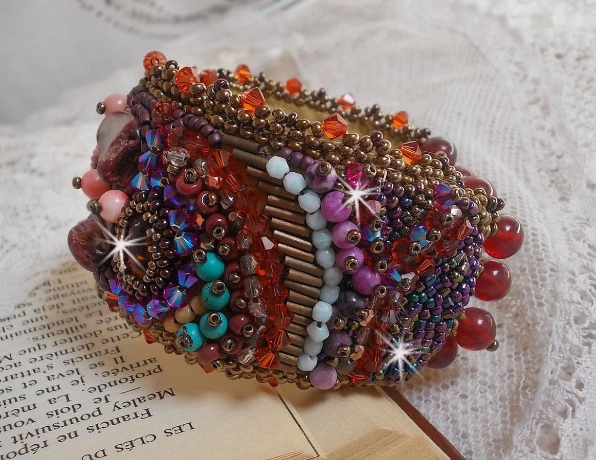 Brazalete de topacio bordado con un disco nacarado de caoba, amatista, coral rosa claro, cristales de Swarovski y rocallas