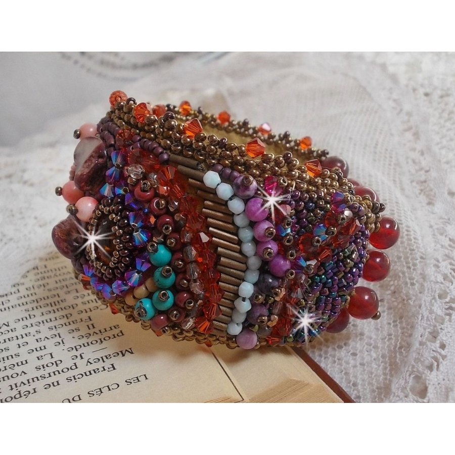 Brazalete de topacio bordado con un disco nacarado de caoba, amatista, coral rosa claro, cristales de Swarovski y rocallas