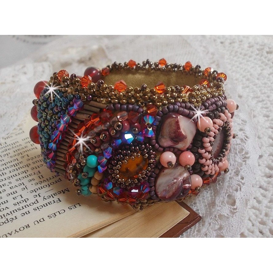 Brazalete de topacio bordado con un disco nacarado de caoba, amatista, coral rosa claro, cristales de Swarovski y rocallas