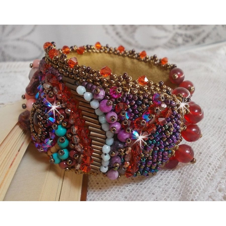 Brazalete de topacio bordado con un disco nacarado de caoba, amatista, coral rosa claro, cristales de Swarovski y rocallas