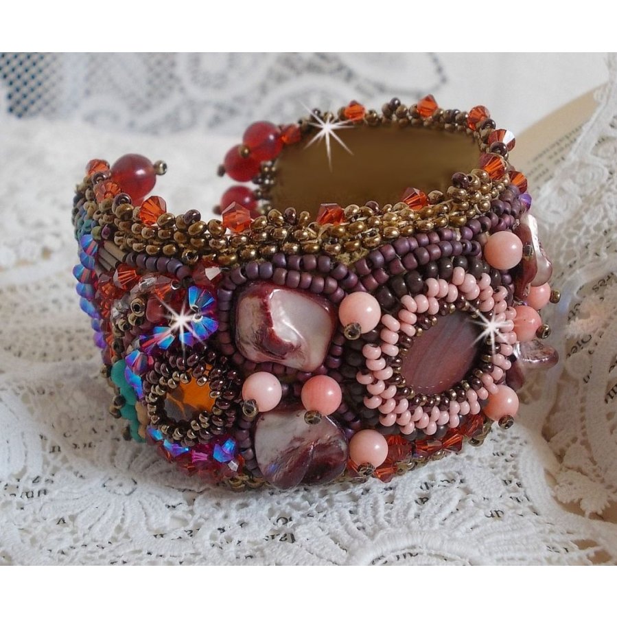 Brazalete de topacio bordado con un disco nacarado de caoba, amatista, coral rosa claro, cristales de Swarovski y rocallas