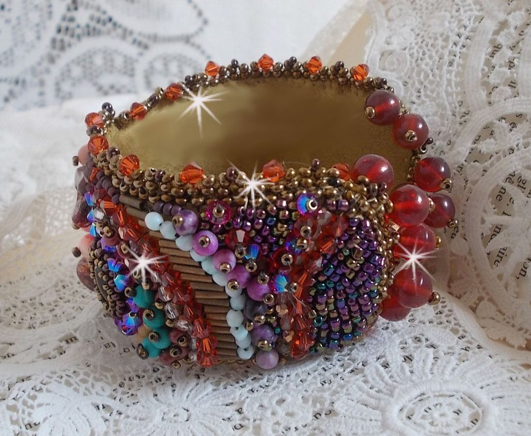 Brazalete de topacio bordado con un disco nacarado de caoba, amatista, coral rosa claro, cristales de Swarovski y rocallas