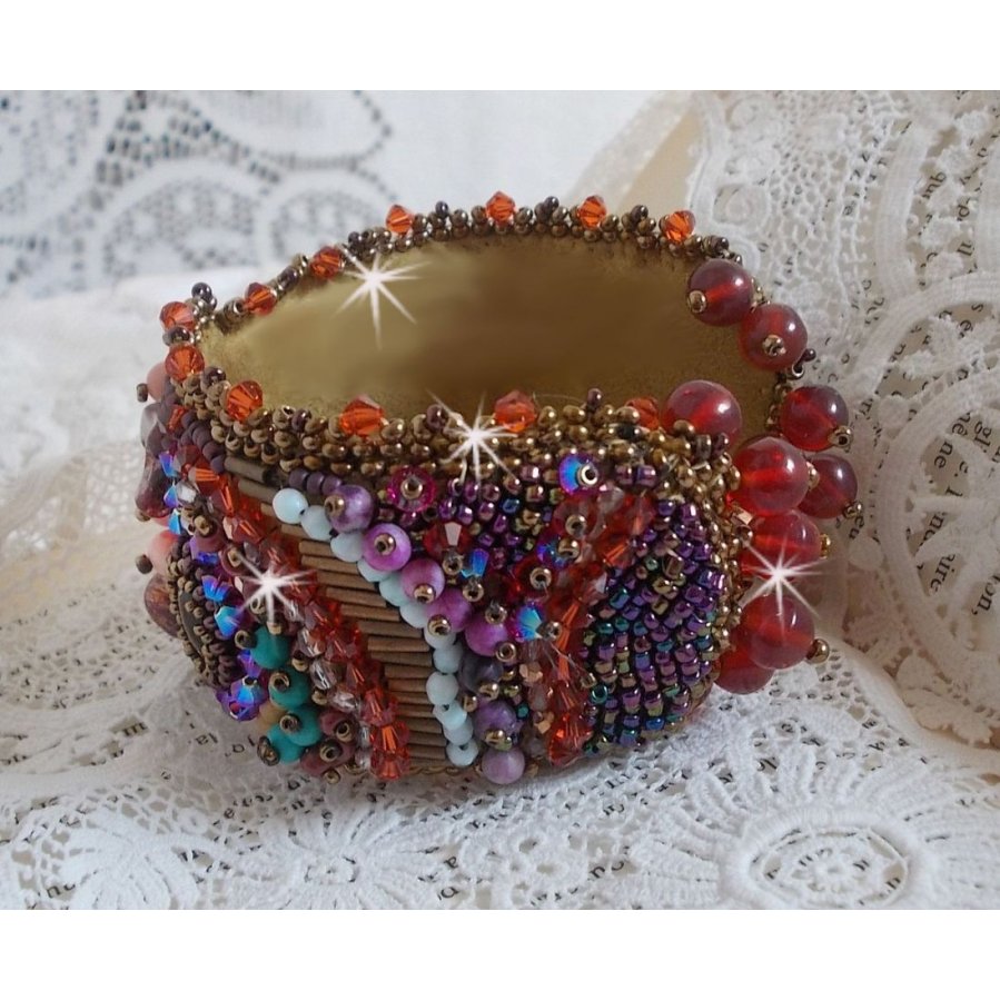 Brazalete de topacio bordado con un disco nacarado de caoba, amatista, coral rosa claro, cristales de Swarovski y rocallas