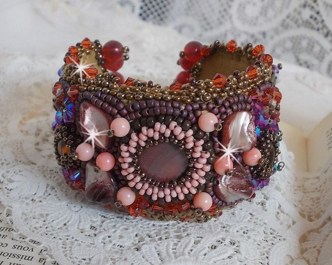 Brazalete de topacio bordado con un disco nacarado de caoba, amatista, coral rosa claro, cristales de Swarovski y rocallas