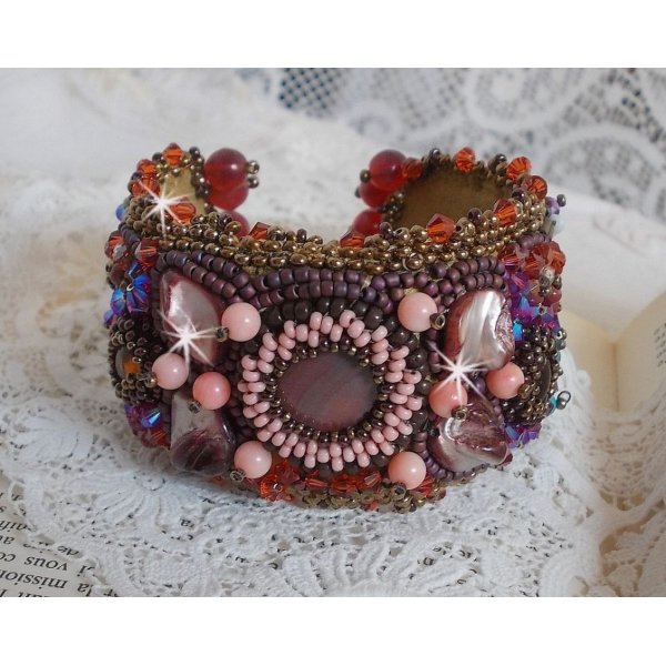 Brazalete de topacio bordado con un disco nacarado de caoba, amatista, coral rosa claro, cristales de Swarovski y rocallas