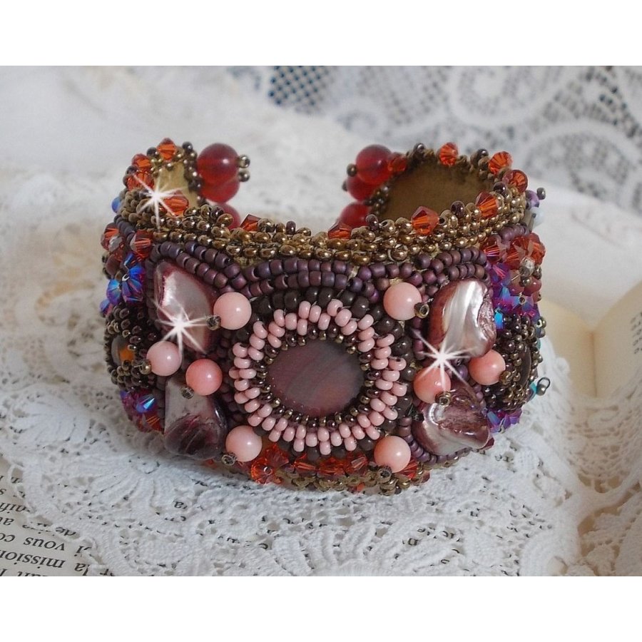 Brazalete de topacio bordado con un disco nacarado de caoba, amatista, coral rosa claro, cristales de Swarovski y rocallas