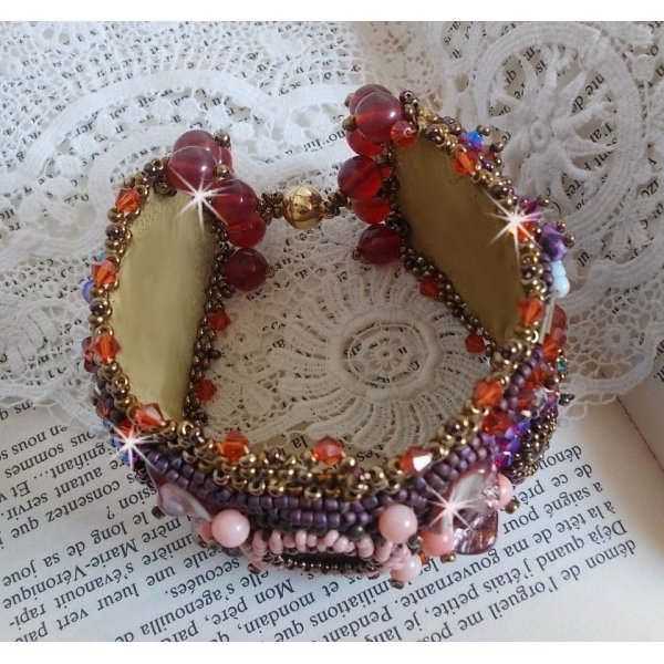 Brazalete de topacio bordado con un disco nacarado de caoba, amatista, coral rosa claro, cristales de Swarovski y rocallas