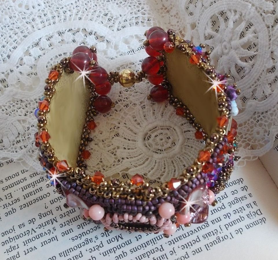 Brazalete de topacio bordado con un disco nacarado de caoba, amatista, coral rosa claro, cristales de Swarovski y rocallas