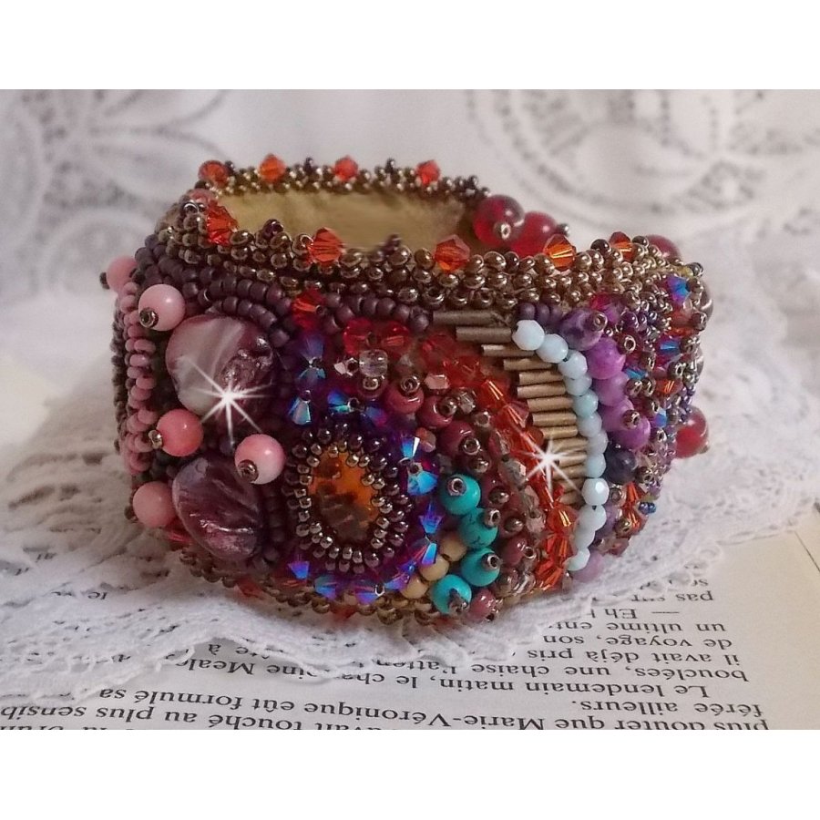 Brazalete de topacio bordado con un disco nacarado de caoba, amatista, coral rosa claro, cristales de Swarovski y rocallas