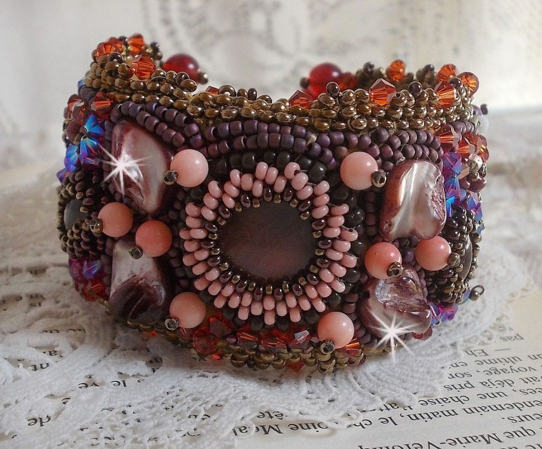 Brazalete de topacio bordado con un disco nacarado de caoba, amatista, coral rosa claro, cristales de Swarovski y rocallas