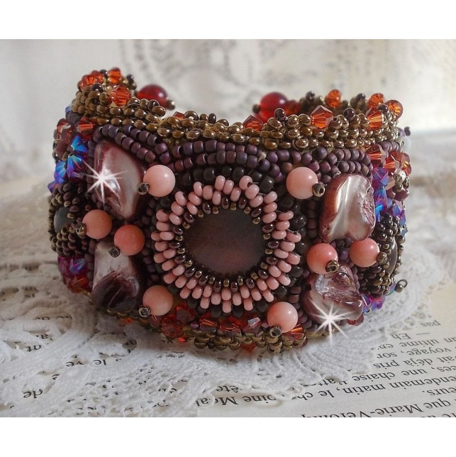 Brazalete de topacio bordado con un disco nacarado de caoba, amatista, coral rosa claro, cristales de Swarovski y rocallas