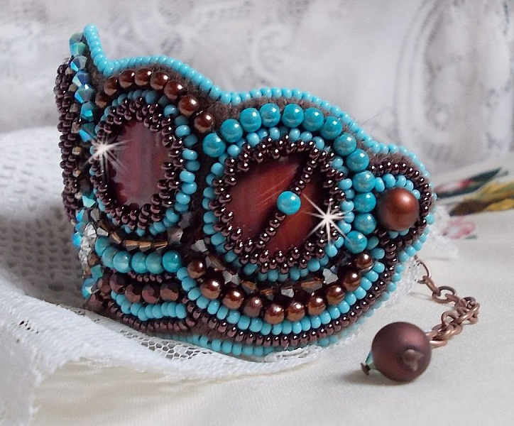 Haute-Couture Pulsera pu&ntilde;o turquesa bordada con disco de n&aacute;car caoba, cristales Swarovski, facetas de cristal de Bohemia y rocailles