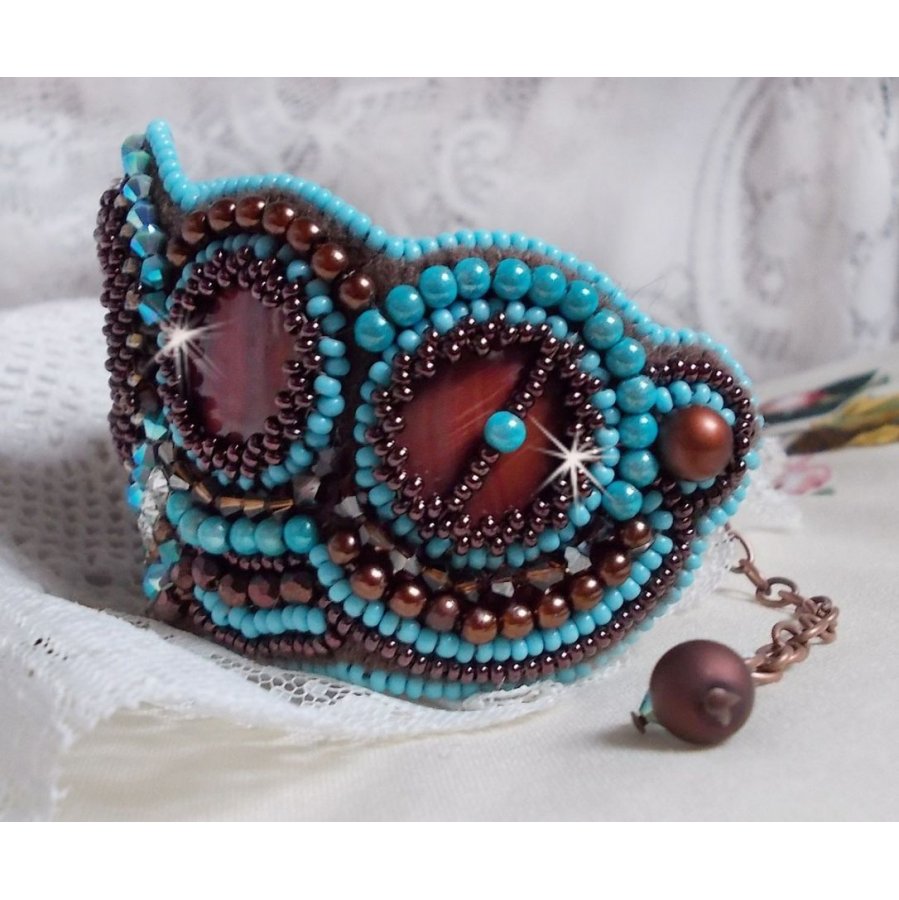 Haute-Couture Pulsera puño turquesa bordada con disco de nácar caoba, cristales Swarovski, facetas de cristal de Bohemia y rocailles