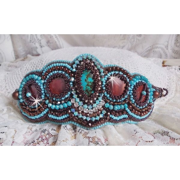 Haute-Couture Pulsera puño turquesa bordada con disco de nácar caoba, cristales Swarovski, facetas de cristal de Bohemia y rocailles