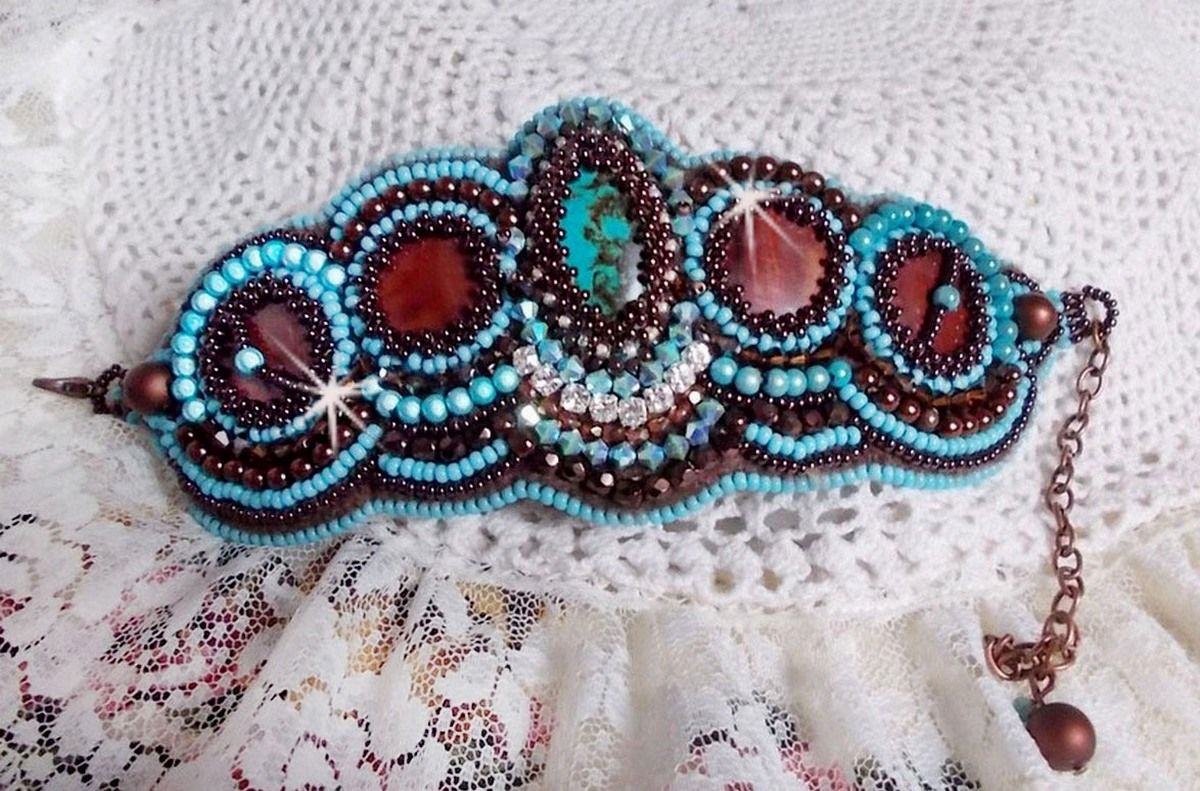 Haute-Couture Pulsera puño turquesa bordada con disco de nácar caoba, cristales Swarovski, facetas de cristal de Bohemia y rocailles