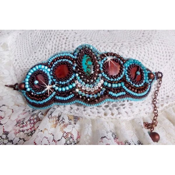 Haute-Couture Pulsera puño turquesa bordada con disco de nácar caoba, cristales Swarovski, facetas de cristal de Bohemia y rocailles