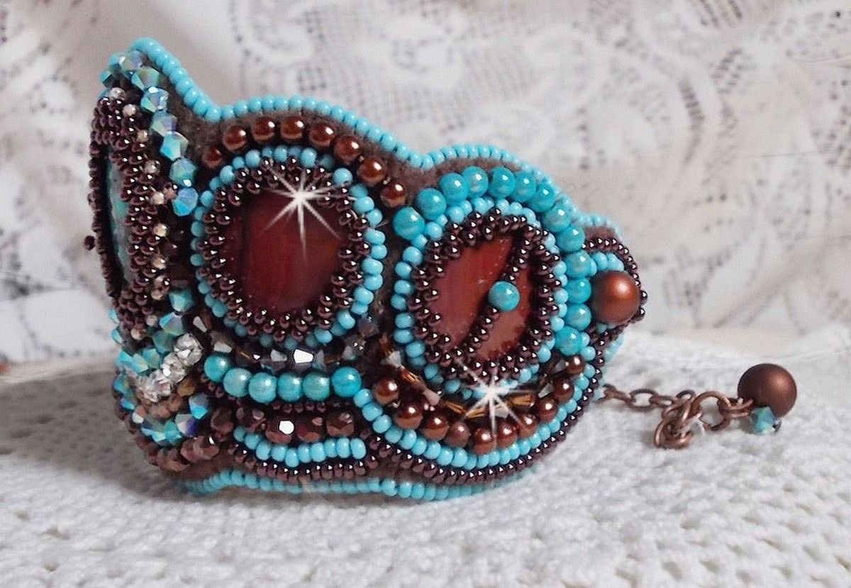 Haute-Couture Pulsera puño turquesa bordada con disco de nácar caoba, cristales Swarovski, facetas de cristal de Bohemia y rocailles