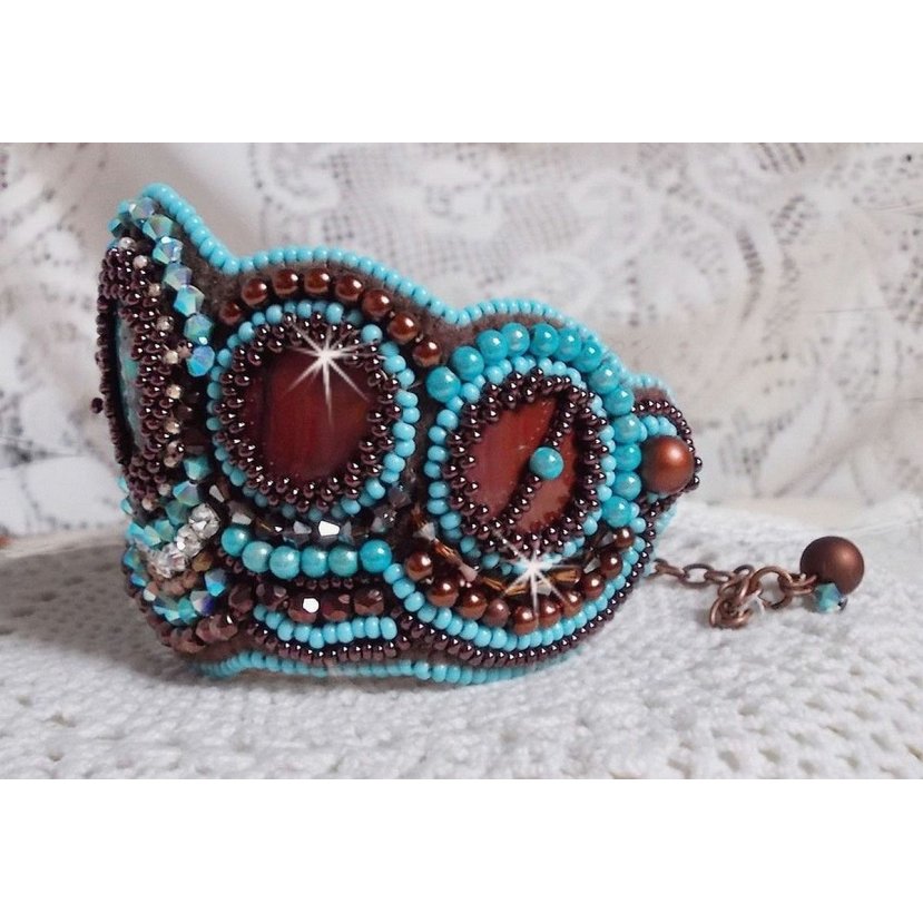 Haute-Couture Pulsera puño turquesa bordada con disco de nácar caoba, cristales Swarovski, facetas de cristal de Bohemia y rocailles