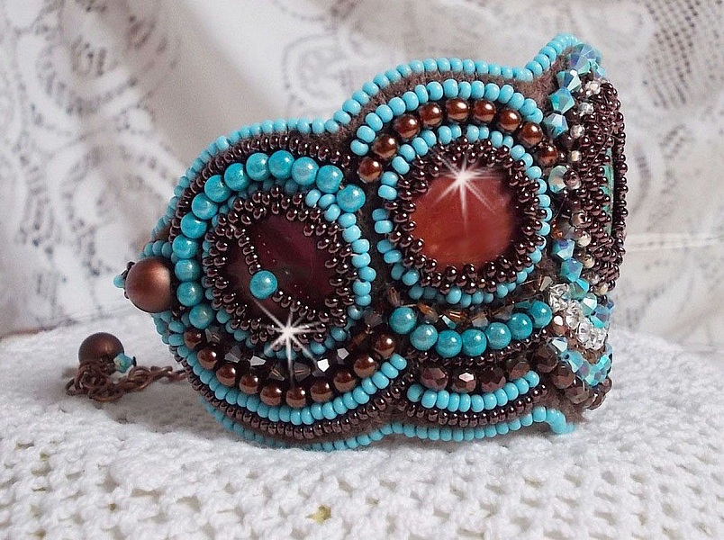 Haute-Couture Pulsera pu&ntilde;o turquesa bordada con disco de n&aacute;car caoba, cristales Swarovski, facetas de cristal de Bohemia y rocailles