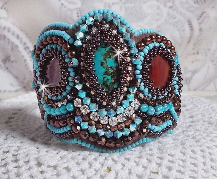 Haute-Couture Pulsera pu&ntilde;o turquesa bordada con disco de n&aacute;car caoba, cristales Swarovski, facetas de cristal de Bohemia y rocailles