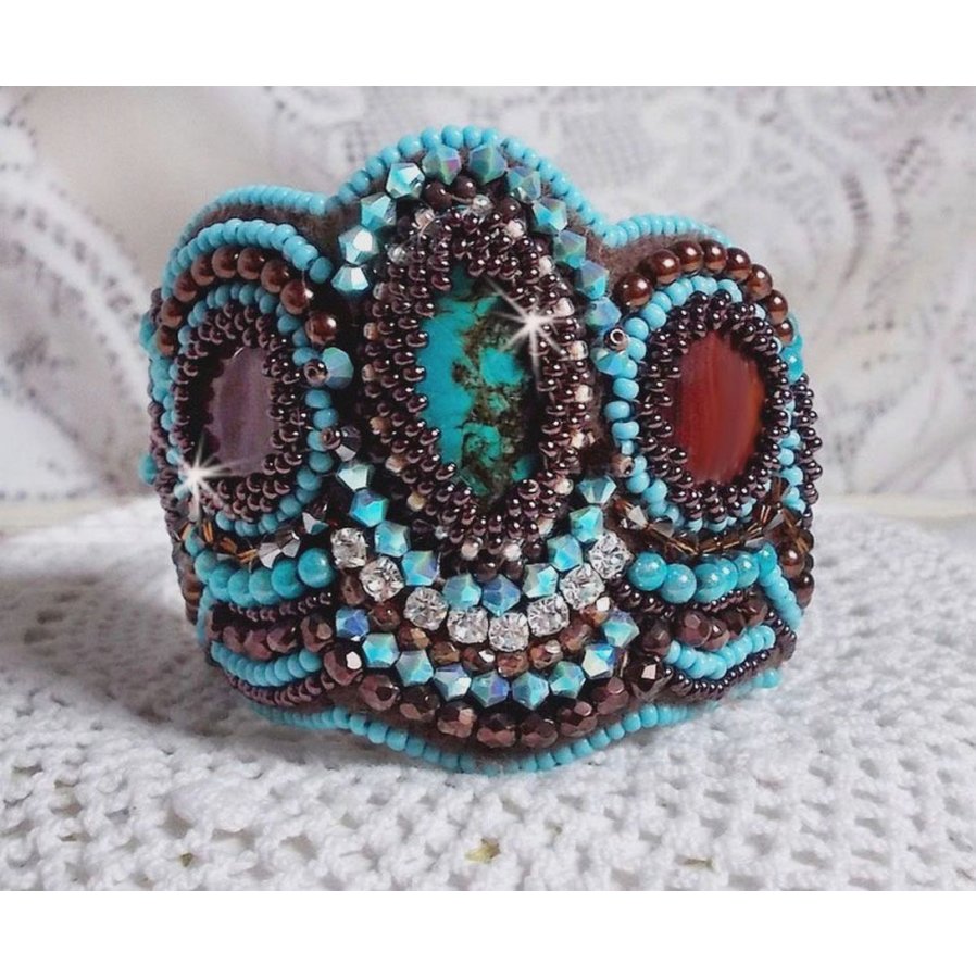 Haute-Couture Pulsera puño turquesa bordada con disco de nácar caoba, cristales Swarovski, facetas de cristal de Bohemia y rocailles