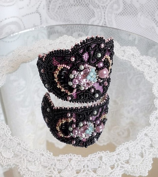 Pulsera pu&ntilde;o marquesa bordada con cristales de Swarovski, encaje negro antiguo de 1950, perlas de agua dulce y rocallas