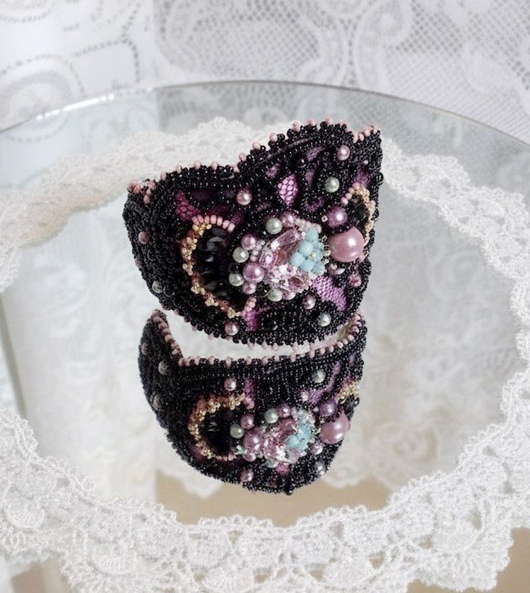 Pulsera pu&ntilde;o marquesa bordada con cristales de Swarovski, encaje negro antiguo de 1950, perlas de agua dulce y rocallas