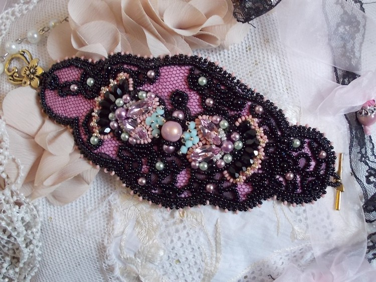 Pulsera pu&ntilde;o marquesa bordada con cristales de Swarovski, encaje negro antiguo de 1950, perlas de agua dulce y rocallas