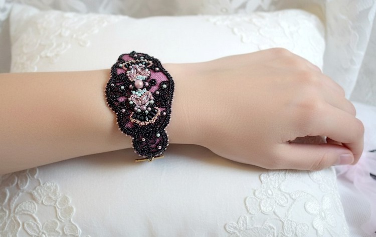Pulsera pu&ntilde;o marquesa bordada con cristales de Swarovski, encaje negro antiguo de 1950, perlas de agua dulce y rocallas