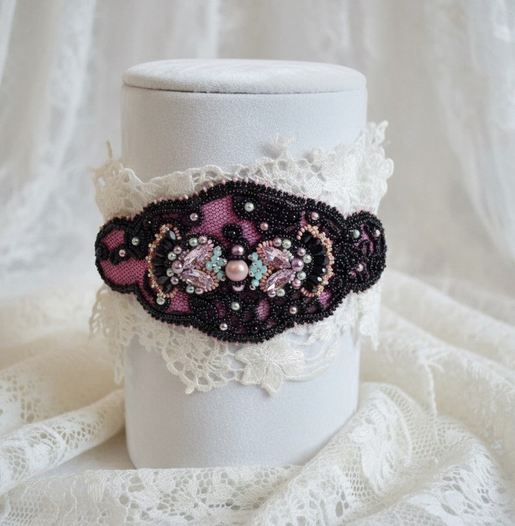 Pulsera pu&ntilde;o marquesa bordada con cristales de Swarovski, encaje negro antiguo de 1950, perlas de agua dulce y rocallas