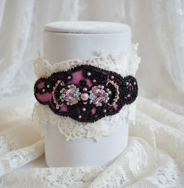 Pulsera pu&ntilde;o marquesa bordada con cristales de Swarovski, encaje negro antiguo de 1950, perlas de agua dulce y rocallas