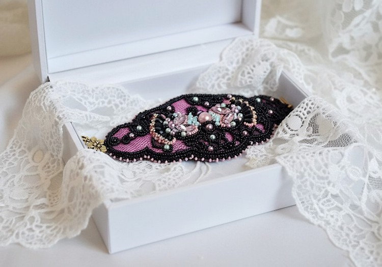 Pulsera pu&ntilde;o marquesa bordada con cristales de Swarovski, encaje negro antiguo de 1950, perlas de agua dulce y rocallas