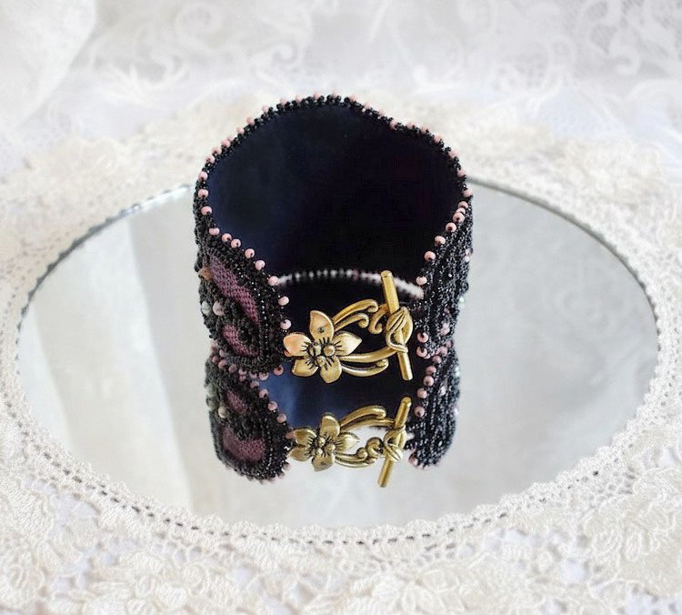 Pulsera pu&ntilde;o marquesa bordada con cristales de Swarovski, encaje negro antiguo de 1950, perlas de agua dulce y rocallas